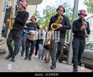 Un gruppo di musicisti che suonano in Allenby Street, Tel Aviv, Israele Foto Stock