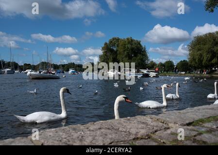 Fiume Avon con barche estate giorno cielo blu Foto Stock