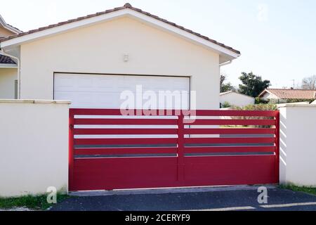 grande recinzione in metallo rosso in acciaio sulla moderna strada della casa Foto Stock