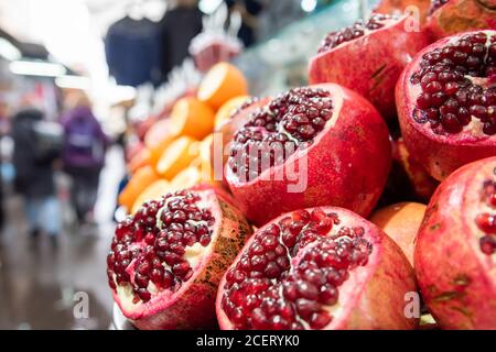 Melograni al Carmel Market, Tel Aviv, Israele Foto Stock