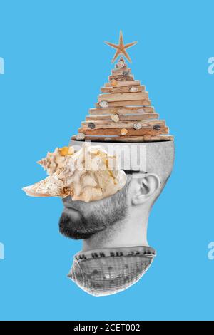 Collage d'arte moderna testa di un uomo che sbirciava da una conchiglia, con una conchiglia sugli occhi e un albero di Natale sulla testa. Sfondo blu. Foto Stock