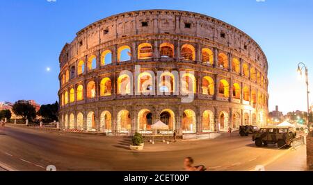 27 agosto 2020, Italia, Rom: 28.08.2020, Roma, Italia: (NOTA PER LA REDAZIONE: Image è un composito panoramico) il Colosseo, originariamente l'Anfiteatro Flaviano, è un enorme anfiteatro ovoide situato nel centro della città di Roma Imperiale, il più grande mai costruito nell'Impero Romano. È una delle più grandi opere di architettura e ingegneria romana del 28 agosto 2020 a Roma. La sua costruzione iniziò tra il 70 e il 72 d.C. AD, sotto l'Imperatore Vespasiano, e terminò nel 80 sotto Tito. Altri cambiamenti furono poi fatti durante il regno di Domiziano (81-96). Il nome di anfiteatro flaviano deriva dal s. Foto Stock