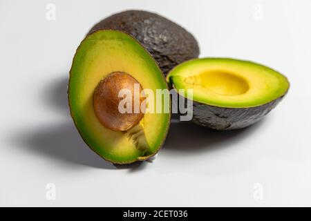 Avocados messicani a metà Foto Stock