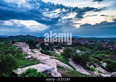 il set point del sole hampi con il cielo drammatico al crepuscolo viene ripreso ad hampi karnataka india, che mostra la bellezza naturale di hampi al crepuscolo. Foto Stock