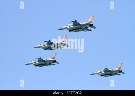 4 Aviazione israeliana F-16 che vola in formazione Foto Stock