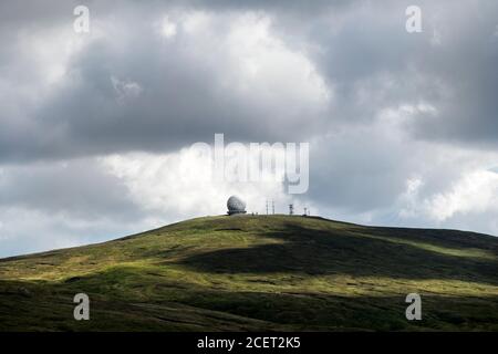 La National Air Traffic Services Radar Station a Great Dun è stata vista da Cross Fell, Cumbria, Inghilterra, Regno Unito. Foto Stock