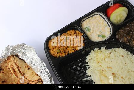 Delizioso cibo vegetariano indiano in un piatto di plastica Foto Stock