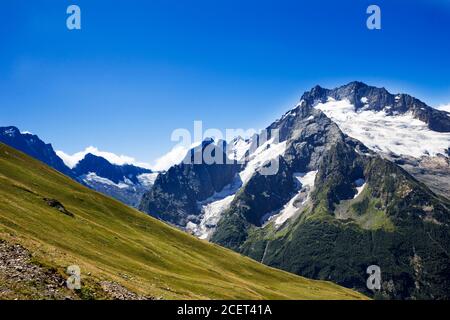 Splendido paesaggio montano, Dombay, Karachay-Cherkessia, vista dall'alto Foto Stock