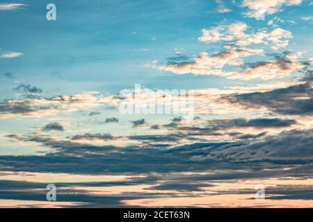 Il cielo suggestivo e colorato al mattino è girato ad angolo piatto alla collina di Matanga hampi karnataka india. La vista da qui è serena e mozzafiato. Foto Stock