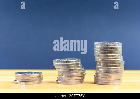 Un sacco di monete metalliche ceche. Pagamento in Repubblica Ceca. Monete impilate in colonne. Risparmi finanziari in corone. Foto Stock