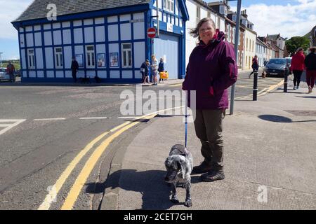 Donna con cane fuori dalla stazione di Lifeboat a North Berwick Foto Stock