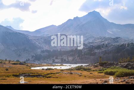 LEE VINING, CALIFORNIA, STATI UNITI - 25 agosto 2020: Un quadro drammatico del lago Greenstone nel bacino dei 20 laghi nella regione orientale della Sierra della California Foto Stock