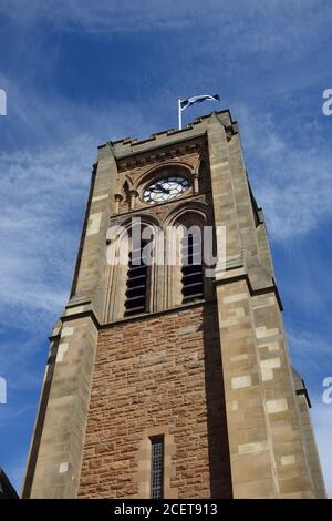 Torre dell'Orologio e bandiera, Chiesa di st Andrew Blackadder, Berwick Nord Foto Stock