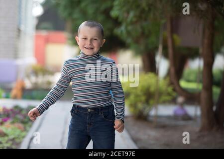 Bielorussia, la città di Gomel, 25 aprile 2019. Asilo aperto giorno. Il bambino felice gioca sulla strada. Foto Stock