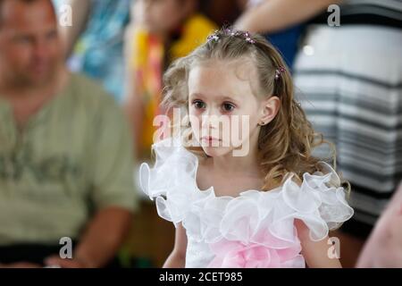 Bielorussia, la città di Gomil, 30 maggio 2019. Aperto giorno presso l'asilo. Ritratto di una triste ragazza preschooler. Foto Stock