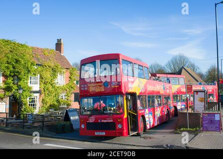 Autobus turistici a due piani a Stratford su Avon Warwickshire, Inghilterra, Regno Unito facendo la loro parte nel mostrare ai turisti in visita i molti storici siti nel rimorchio Foto Stock