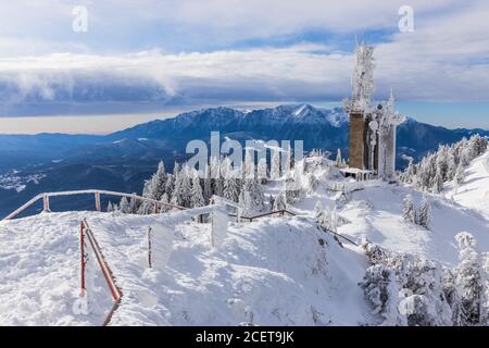 Poiana Brasov, Romania. Vista dal picco di Postavarul, i monti Bucegi sullo sfondo. Foto Stock