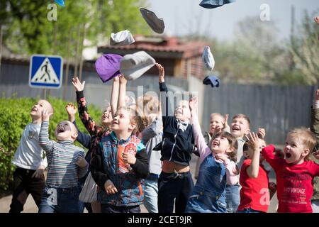 Bielorussia, la città di Gomil, 30 maggio 2019. Photosession in asilo nido. I bambini da asilo buttano i loro cappelli. Foto Stock