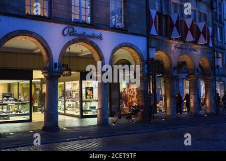 Muenster, Prinzipalmarkt al crepuscolo, ora blu, famosa via dello shopping di lusso Germania, Europa occidentale. Foto Stock