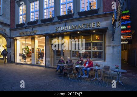 Muenster, Stuhlmacher, famoso e accogliente pub e ristorante 'ünter's Gute Stube' Prinzipalmarkt, Nordrhein-Westfalen, Germania, Europa. Foto Stock