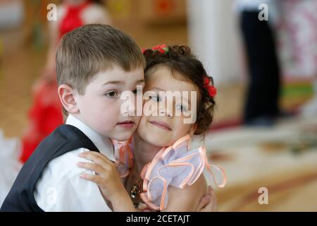 Bielorussia, la città di Gomil, 30 maggio 2019. Aperto giorno in asilo. Bei bambini sono i preschoolers che ballano. Ragazzi e una ragazza testa a testa. Foto Stock