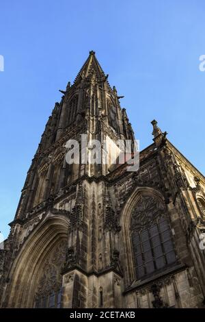 Chiesa di San Lambert, Muenster, Germania, campanile con gabbie della ribellione Muenster, famosa chiesa gotica antica, destinazione turistica, Europa. Foto Stock