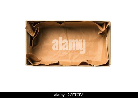 Scatola per calzature isolata su sfondo bianco. Aprire la scatola di cartone per le scarpe o regalo con carta marrone sbriciolati. Concetto di consegna delle merci, acquisti via Foto Stock