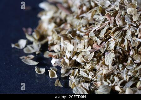 Colpo di primo piano di cumulo di origano secco Foto Stock