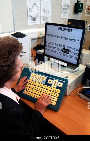 Schermo speciale per computer e tastiera per non vedenti; Social Services Resource Center; Bradford; Yorkshire UK Foto Stock