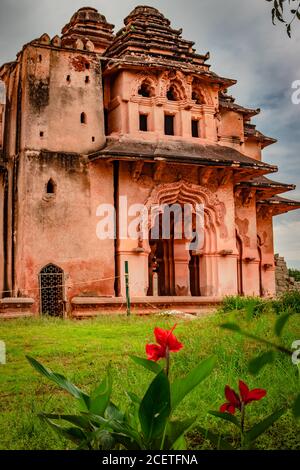 palazzo di loto l'arte antica di pietra di hampi da un'immagine angolare unica è presa a hampi karnataka india. è un monumento che spicca nel suo design e sty Foto Stock