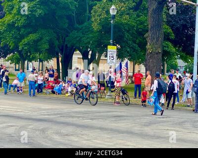 Kenosha, Wisconsin, Stati Uniti. 1 settembre 2020. I manifestanti pro-Trump attendono il presidente Trump il 1 settembre a Kenosha, WI. Credit: Amy Katz/ZUMA Wire/Alamy Live News Foto Stock