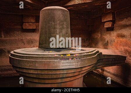 grande shivlinga hampi singolo antico pietra d'arte primo piano ripresa da un'immagine ad angolo piatto è presa a hampi karnataka india. si trova ad un'altezza di 3 m in mezzo Foto Stock