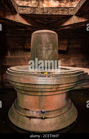 grande shivlinga hampi singolo antico pietra d'arte primo piano ripresa da un'immagine ad angolo piatto è presa a hampi karnataka india. si trova ad un'altezza di 3 m in mezzo Foto Stock