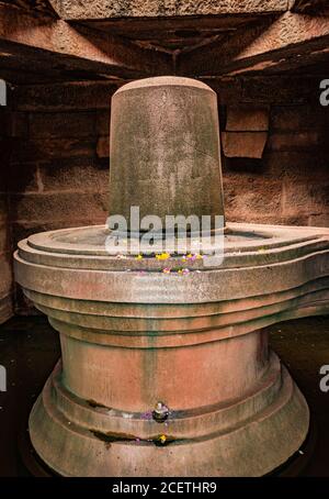 grande shivlinga hampi singolo antico pietra d'arte primo piano ripresa da un'immagine ad angolo piatto è presa a hampi karnataka india. si trova ad un'altezza di 3 m in mezzo Foto Stock
