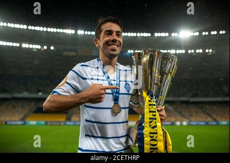 Kiev, Ucraina - 25 agosto 2020: Carlos De pena, difensore di Dynamo Kyiv con trofeo che celebra la vittoria nella partita Ucraina Super Cup Shakhtar - Dynam Foto Stock