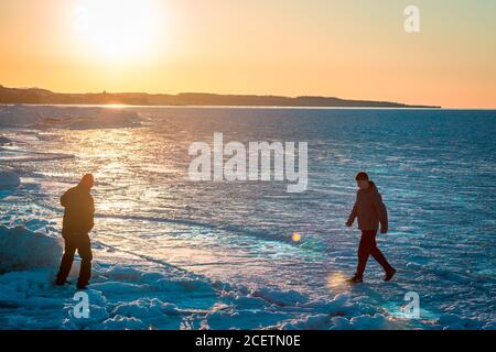 Persone che camminano su un lago ghiacciato Michigan a Petoskey Michigan Foto Stock