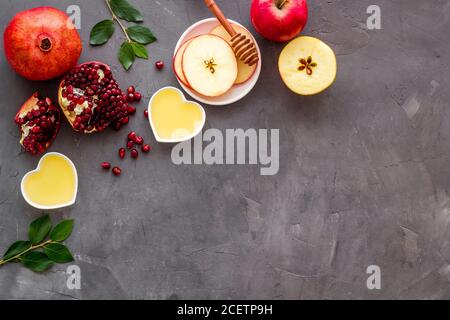 Miele di mela e melograno per il nuovo anno ebraico - Rosh Hashanah. Vista dall'alto Foto Stock