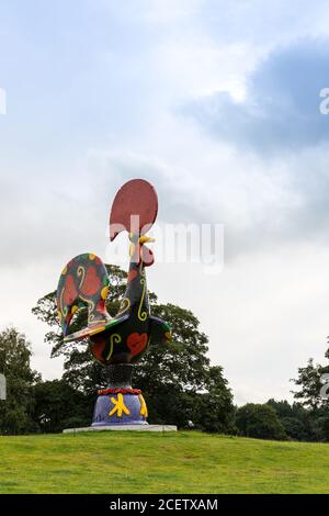 Scultura del celebre artista portoghese Joana Vasconcelos Pop Galo [Pop Rooster], 2016 come esposto in YSP. Foto Stock