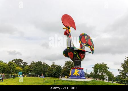 Scultura del celebre artista portoghese Joana Vasconcelos Pop Galo [Pop Rooster], 2016 come esposto in YSP. Foto Stock