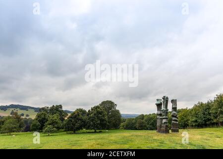 Paesaggio con motivi verticali No. 1 (Croce di Glenkiln): No 2; No 7 scultura di bronzo di Henry Moore nello Yorkshire Sculpture Park. Foto Stock