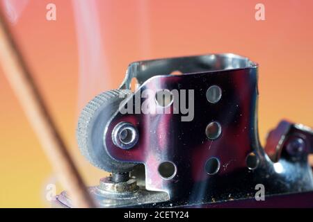 Primo piano di un accendino a benzina Foto stock - Alamy