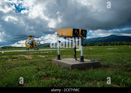 Liberec, Repubblica Ceca. 02 settembre 2020. Nuovo eliporto di base aerea del servizio regionale di soccorso a Liberec, Repubblica Ceca, il 2 settembre 2020. L'area di atterraggio illuminata consentirà agli elicotteri di atterrare di notte, cosa che non è ancora stata possibile in Liberec. Credit: Radek Petrasek/CTK Photo/Alamy Live News Foto Stock