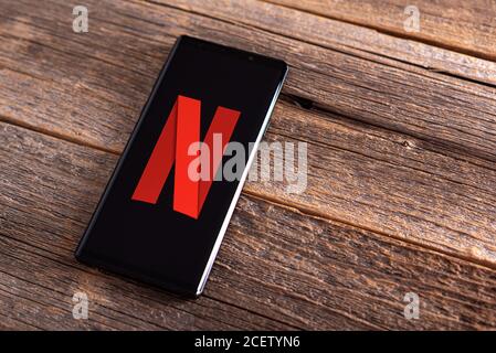 Logo aziendale Netflix sullo schermo dello smartphone. Foto Stock