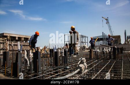 Taraz/Kazakhstan - Aprile 25 2012: Assemblaggio di rinforzi metallici per lo sviluppo di una nuova officina di fabbrica. Costruzione di fondazione di costruzione o ba Foto Stock