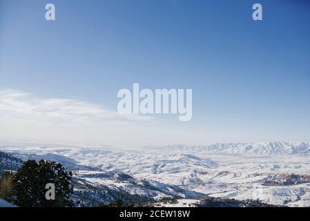 Posizione dei monti Tian Shan, Uzbekistan, Asia centrale. Accattivante sfondo invernale. Il concetto delle vacanze di Natale. Felice anno nuovo! Be Foto Stock