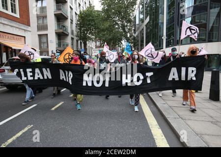 Estinzione i manifestanti della ribellione marciano oltre l'ufficio domestico a Marsham Street, Westminster, Londra. Foto Stock