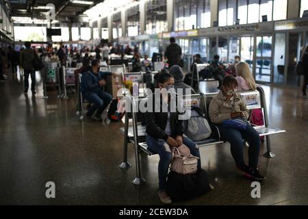 Bogotà, Colombia. 1 settembre 2020. I passeggeri attendono gli autobus presso un terminal degli autobus a Bogotà, capitale della Colombia, dal 1° settembre 2020. Bogota, la capitale della Colombia, ha riaperto martedì i suoi due principali terminal degli autobus al pubblico dopo più di cinque mesi di blocco per contenere la pandemia COVID-19. Il settore dell'aviazione del paese è stato riattivato martedì, con diversi voli locali riaperti dopo essere stati chiusi per cinque mesi a causa della pandemia, mentre il trasporto intercomunale ha ripreso le operazioni anche in alcune regioni con le necessarie misure di biosicurezza. Credit: Jhon Paz/Xinhua/Alamy Live News Foto Stock