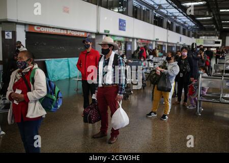 Bogotà, Colombia. 1 settembre 2020. I passeggeri attendono gli autobus presso un terminal degli autobus a Bogotà, capitale della Colombia, dal 1° settembre 2020. Bogota, la capitale della Colombia, ha riaperto martedì i suoi due principali terminal degli autobus al pubblico dopo più di cinque mesi di blocco per contenere la pandemia COVID-19. Il settore dell'aviazione del paese è stato riattivato martedì, con diversi voli locali riaperti dopo essere stati chiusi per cinque mesi a causa della pandemia, mentre il trasporto intercomunale ha ripreso le operazioni anche in alcune regioni con le necessarie misure di biosicurezza. Credit: Jhon Paz/Xinhua/Alamy Live News Foto Stock