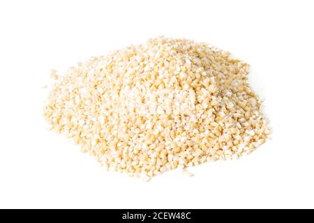 Cumulo di orzo perlato isolato su sfondo bianco. Vista frontale, primo piano Foto Stock