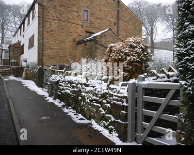 Una scena innevata a Halifax Road, Hill Lane, Burnley, Lancashire. Inverno. Foto Stock